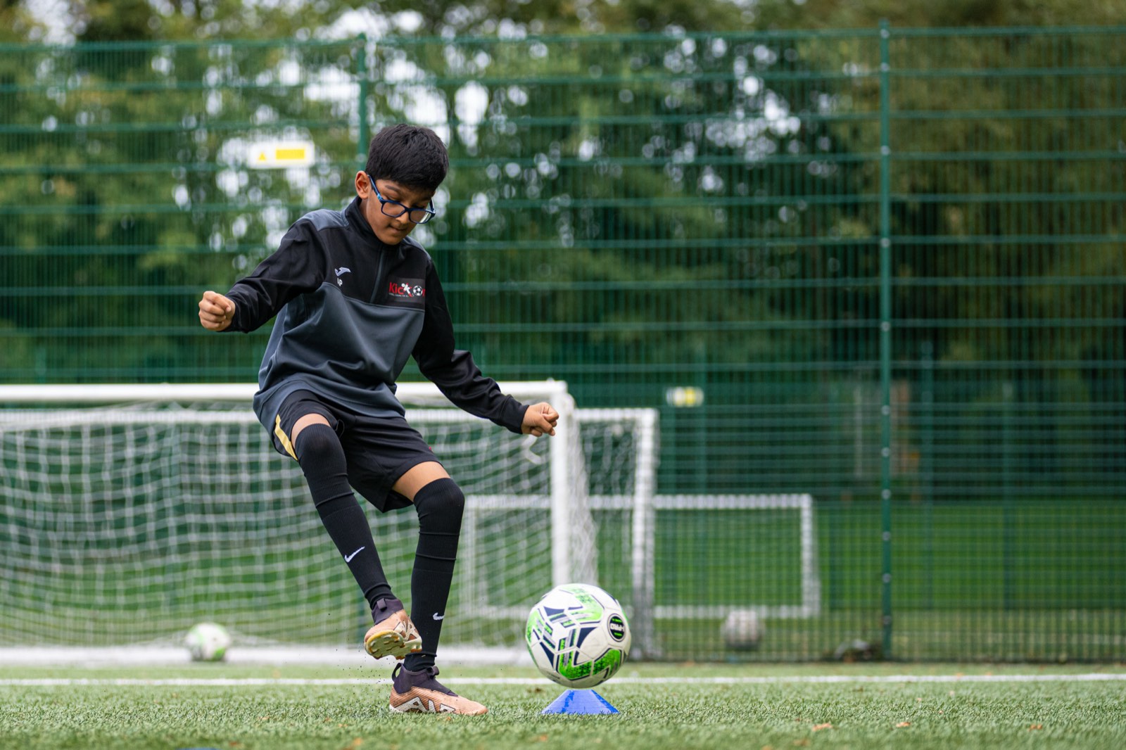 Young player lining up a finish during a weeknight skills session